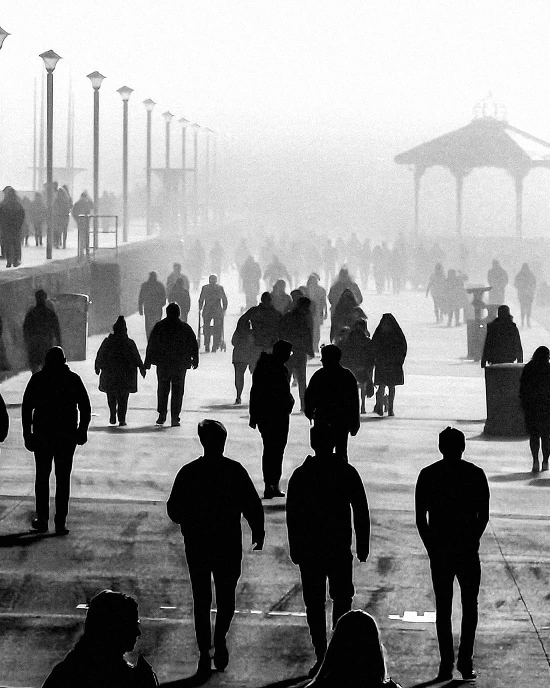 Fachada de edificio de oficinas en blanco y negro con líneas modernas